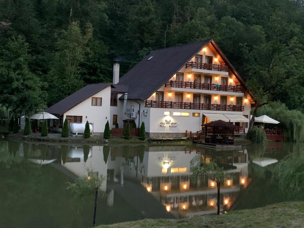 Guest House Lacul Linistit Моняса Экстерьер фото